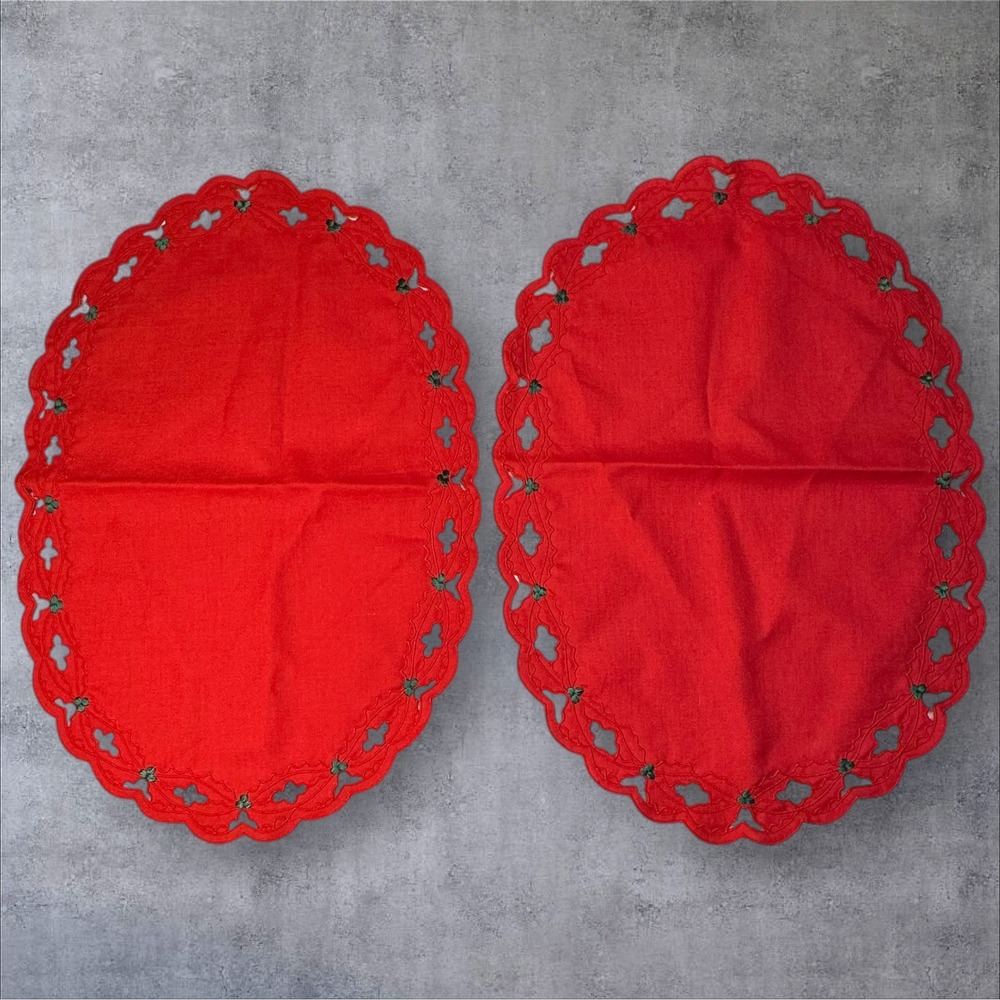 W-C Designs Red Oval Scalloped Lace Holly Berry‎ Christmas Placemat Set